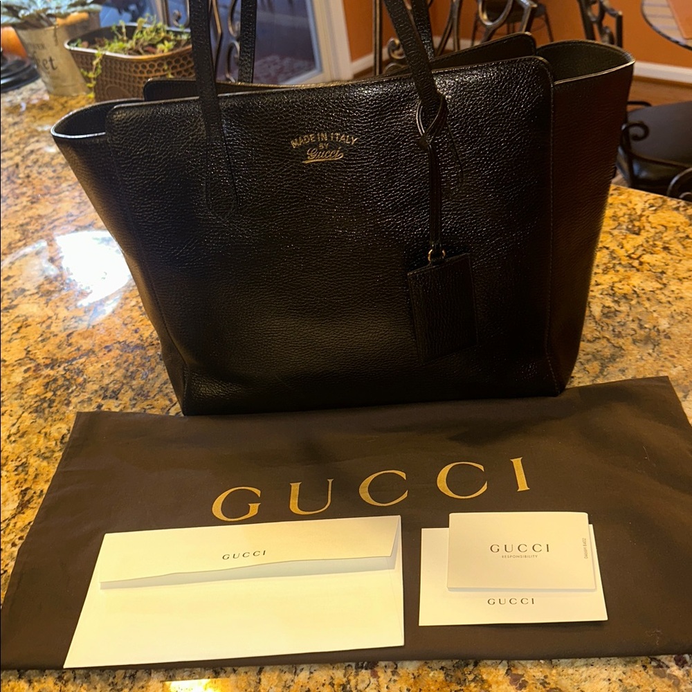 Gucci ❤️  Swing tote/Shopper in a black pebbled leather - Pre❤️Loved
